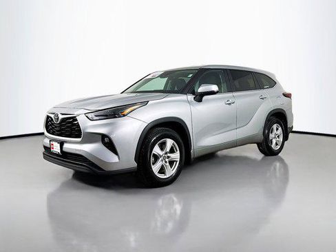 Certified 2024 Toyota Highlander LE AWD/4WD image 3