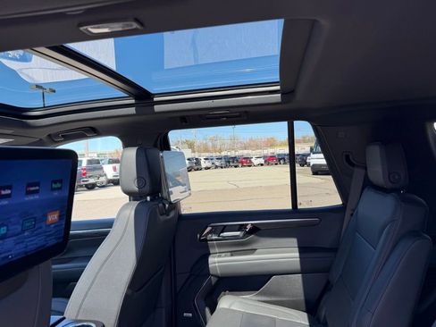 Used 2025 Chevrolet Tahoe Z71 w/ Z71 Off-Road Package AWD/4WD image 11