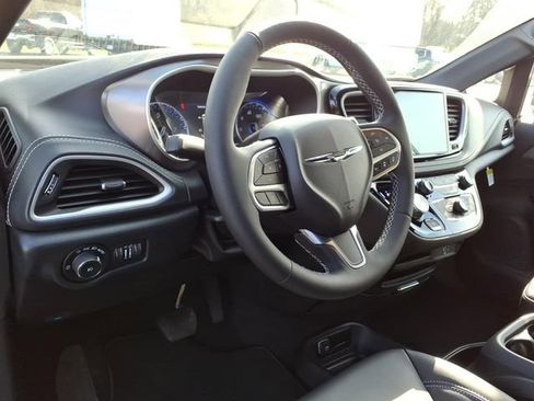 New 2026 Chrysler Pacifica Select image 14