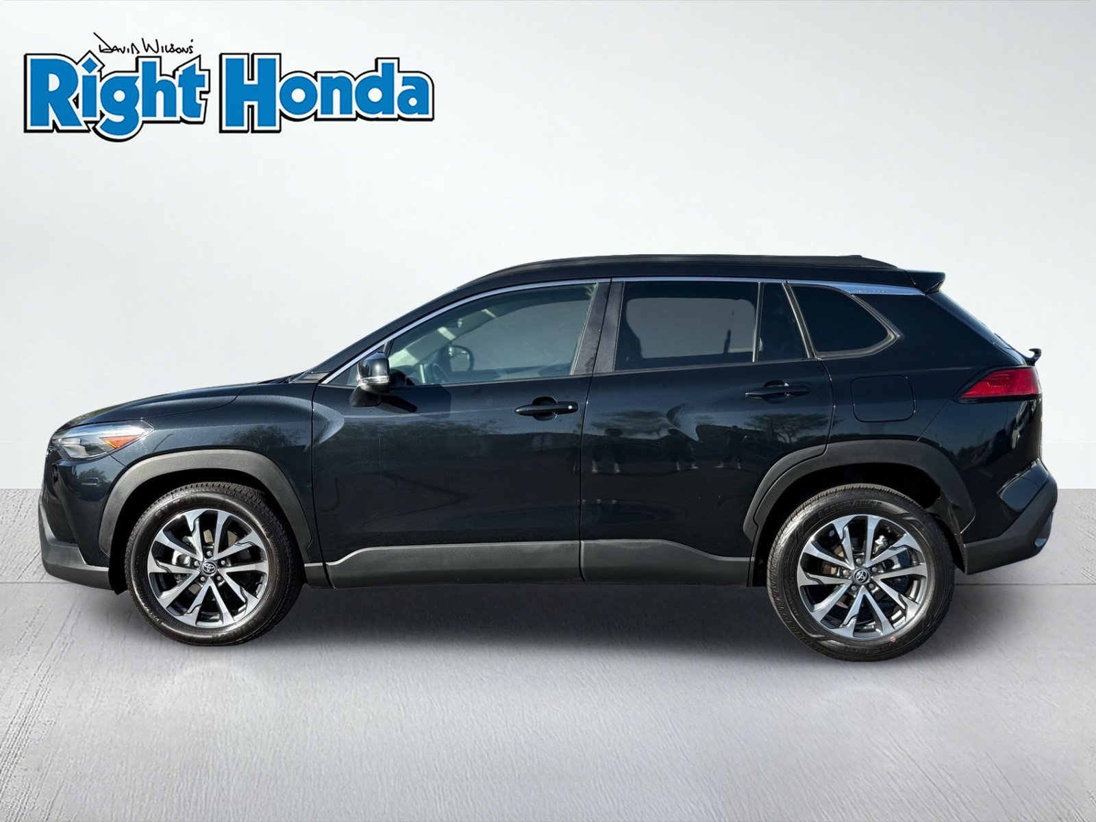Used 2025 Toyota Corolla Cross XLE FWD image 3
