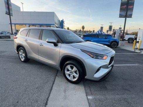 Used 2023 Toyota Highlander LE image 2