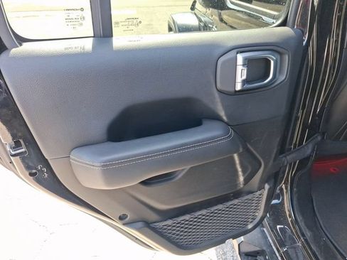 Used 2019 Jeep Wrangler Unlimited Sahara AWD/4WD image 10