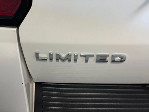 Used 2018 Ford Expedition Limited w/ Equipment Group 301A AWD/4WD image 11