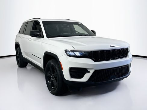 Used 2023 Jeep Grand Cherokee Altitude AWD/4WD image 3