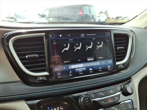 Used 2021 Chrysler Pacifica Touring image 17