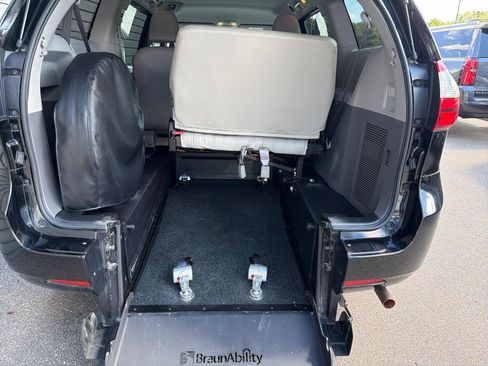 Used 2020 Toyota Sienna L FWD image 16