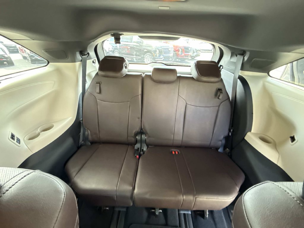 Used 2023 Toyota Sienna Platinum AWD/4WD image 28