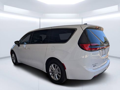 New 2026 Chrysler Pacifica Select image 5