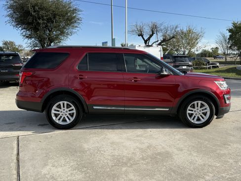 Used 2017 Ford Explorer XLT image 3