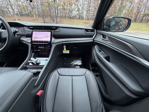 New 2025 Jeep Grand Cherokee Limited image 14