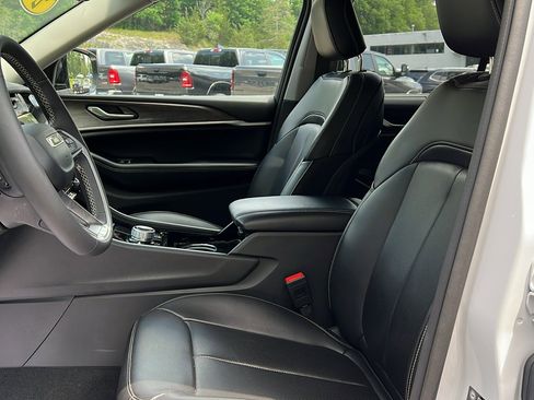 Certified 2023 Jeep Grand Cherokee 4WD 4xe w/ Luxury Tech Group II image 12