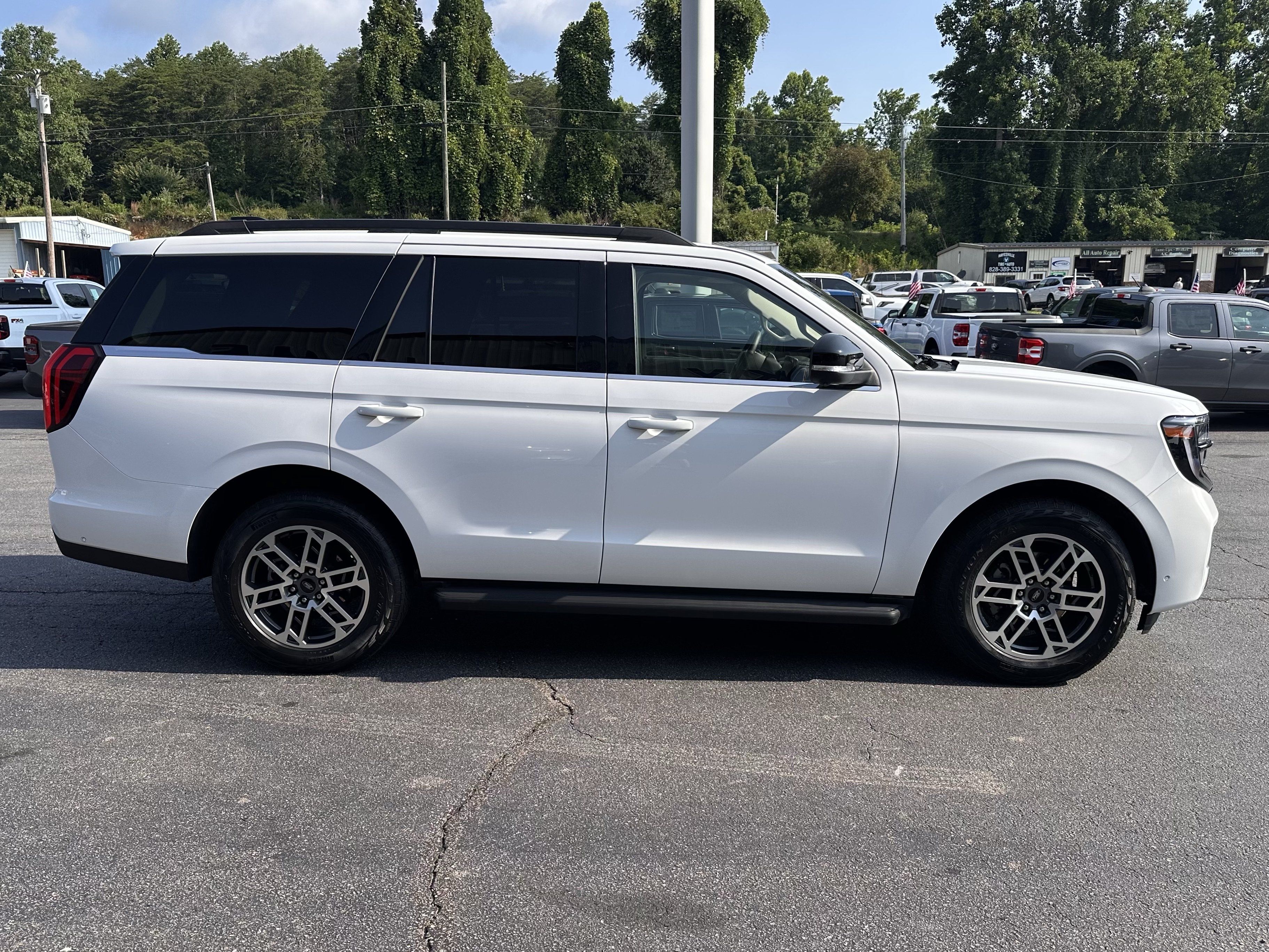 Used 2025 Ford Expedition Active AWD/4WD image 5