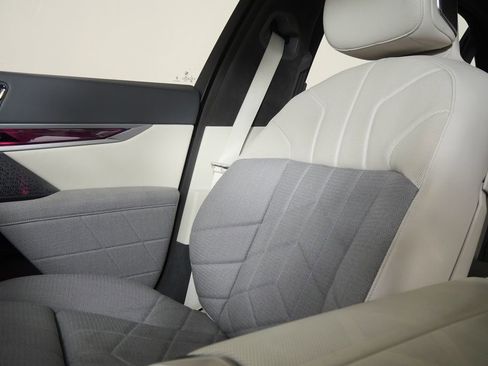 Certified 2023 BMW 760i xDrive image 34