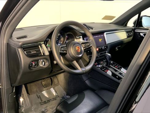 Used 2025 Porsche Macan image 4