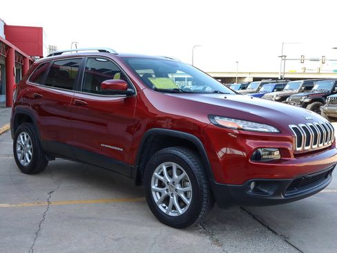Used 2017 Jeep Cherokee Latitude w/ Safety/Convenience Group AWD/4WD image 4
