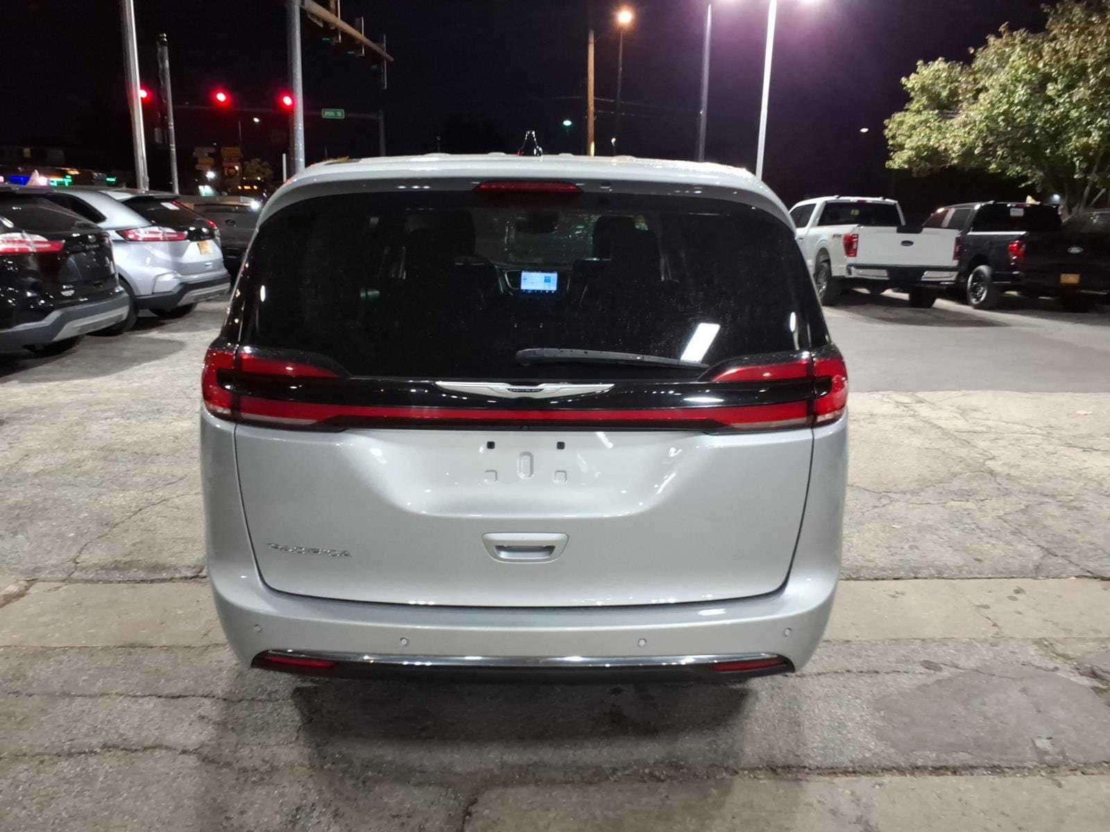 Used 2024 Chrysler Pacifica Touring-L FWD image 4