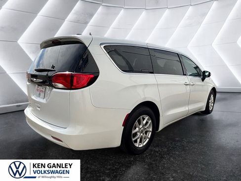 Used 2022 Chrysler Voyager LX FWD image 4