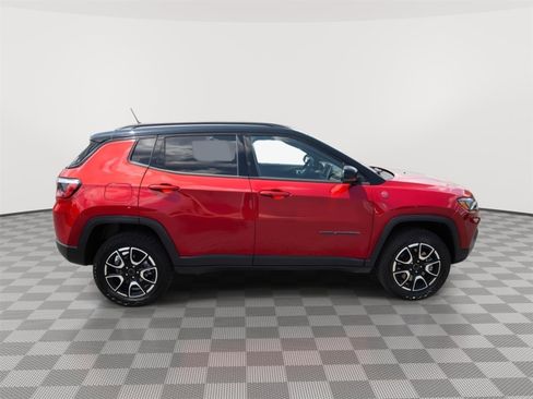 Used 2025 Jeep Compass Trailhawk AWD/4WD image 4