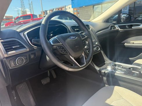 Used 2019 Ford Fusion SE w/ Equipment Group 151A FWD image 9