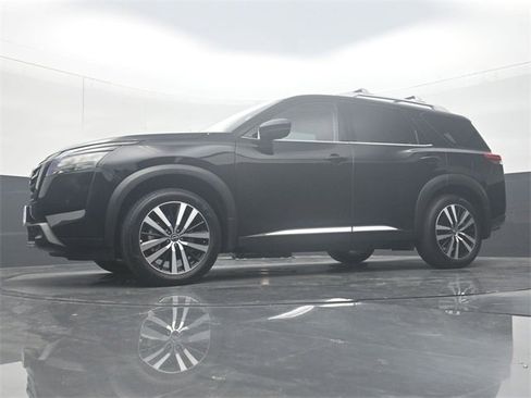 Used 2025 Nissan Pathfinder Platinum w/ Black Appearance Package image 30