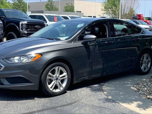 Used 2018 Ford Fusion SE w/ Fusion SE Technology Package FWD image 5