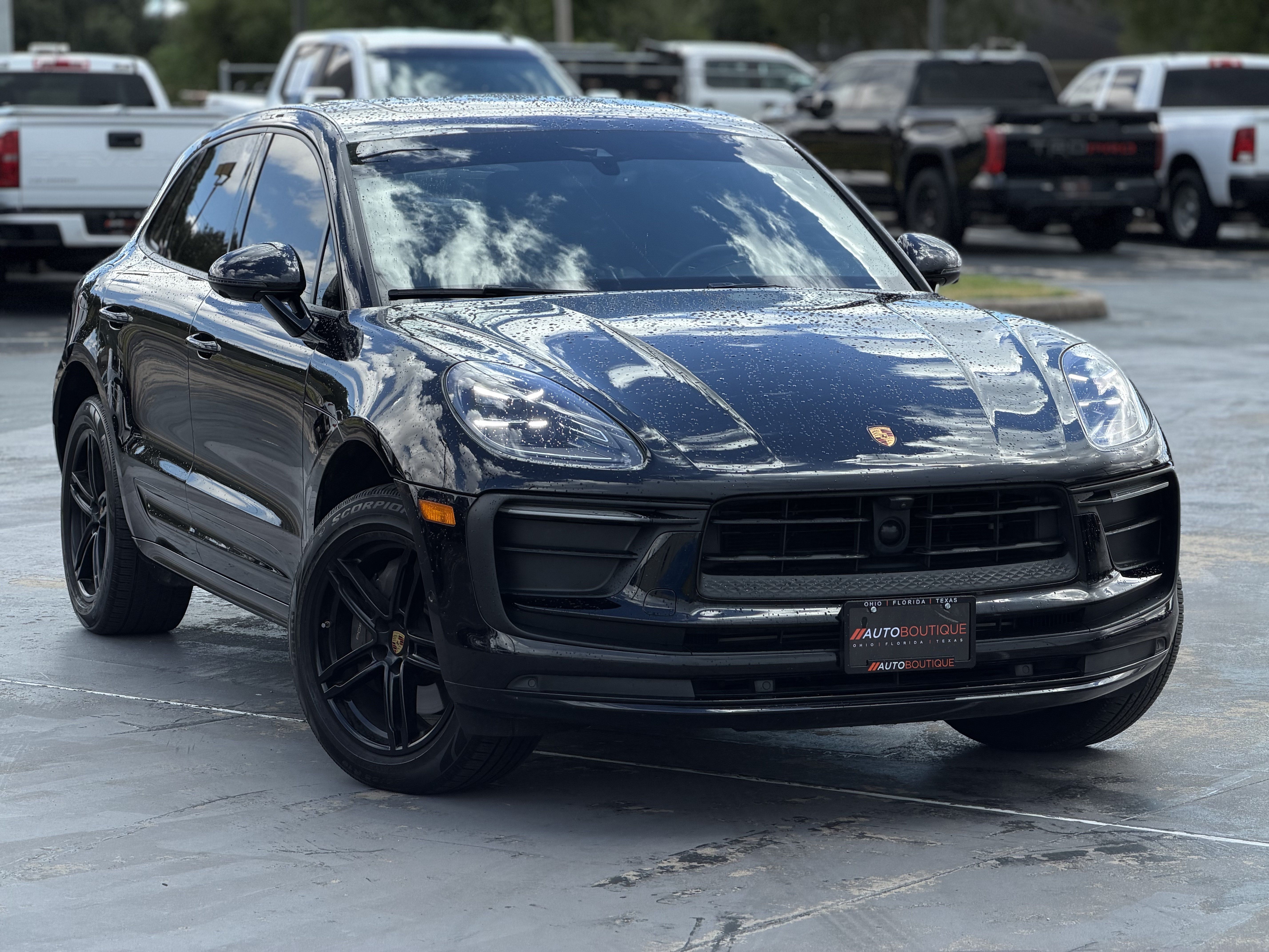 Used 2024 Porsche Macan AWD/4WD image 3