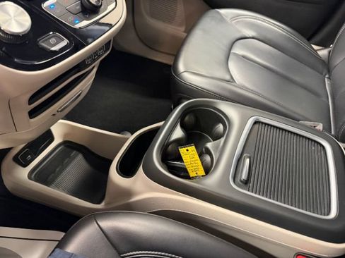 Used 2023 Chrysler Pacifica Touring-L FWD image 23