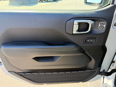 Used 2024 Jeep Wrangler Sahara image 11