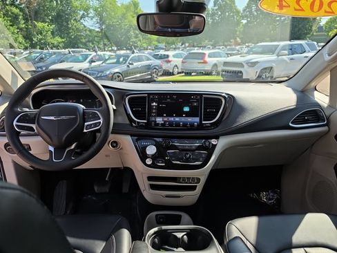 Used 2024 Chrysler Pacifica Limited FWD image 12