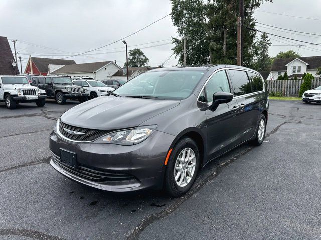 Used 2017 Chrysler Pacifica LX FWD image 3