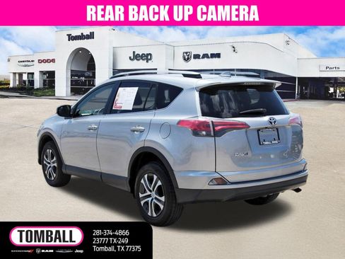 Used 2018 Toyota RAV4 LE FWD image 5