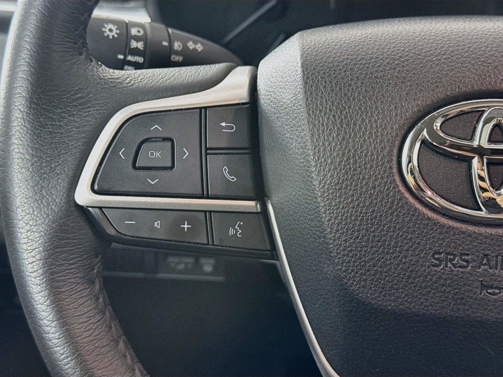 Certified 2025 Toyota Sienna XLE FWD image 18