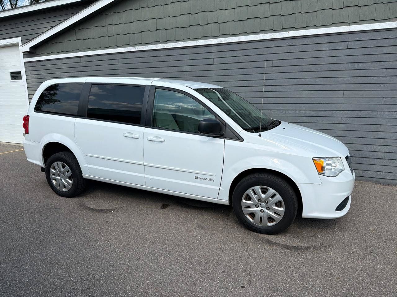 Used 2017 Dodge Grand Caravan SE w/ Power Window Group FWD image 11