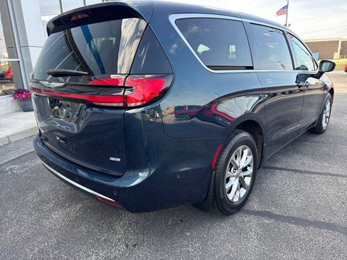 Used 2023 Chrysler Pacifica Touring-L AWD/4WD image 3