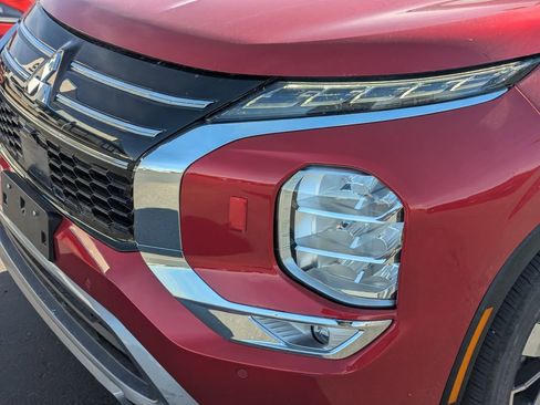 Used 2025 Mitsubishi Outlander SE image 14