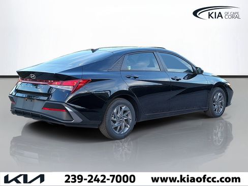 Used 2024 Hyundai Elantra SEL FWD image 3