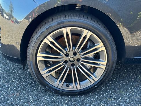 New 2025 Land Rover Range Rover Long Wheelbase SE image 4