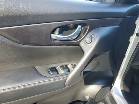 Used 2019 Nissan Rogue SV image 14