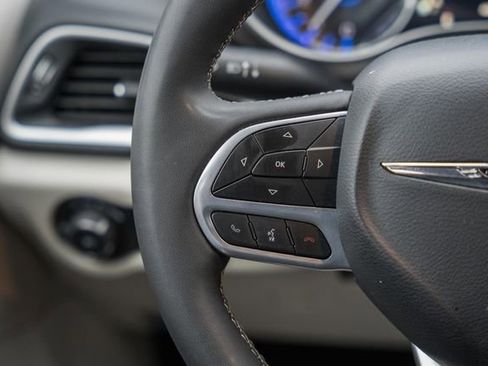 Used 2024 Chrysler Pacifica Touring-L image 30