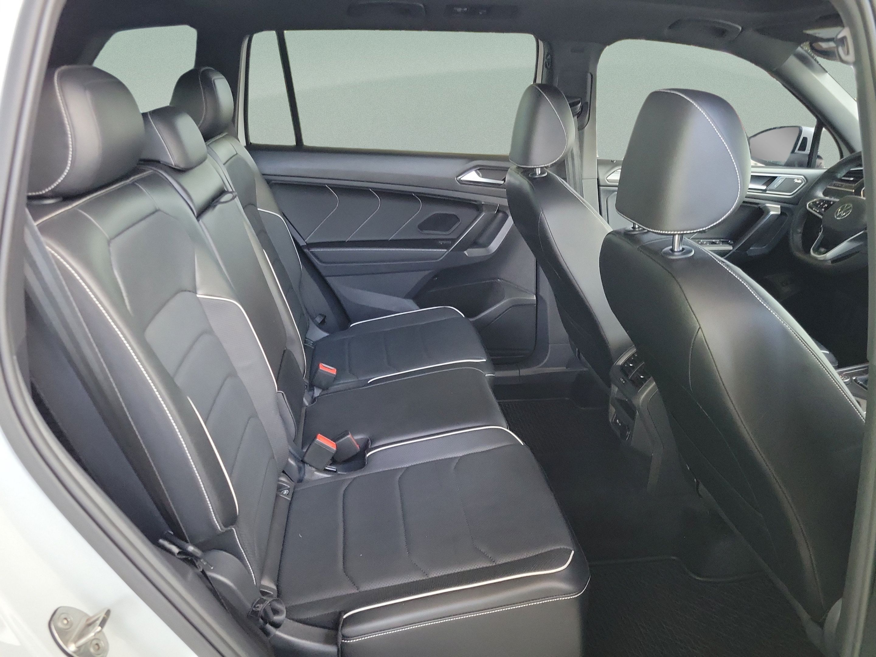 Used 2022 Volkswagen Tiguan SEL R-Line AWD/4WD image 29