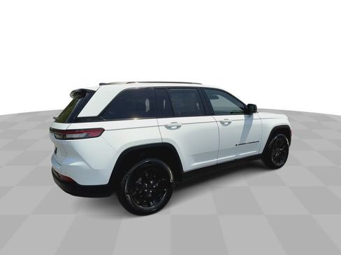 Used 2024 Jeep Grand Cherokee Altitude image 9