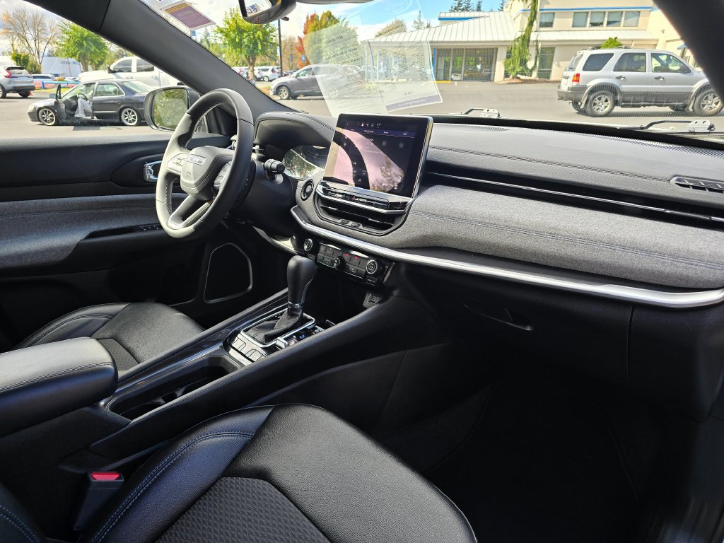 Used 2024 Jeep Compass Latitude AWD/4WD image 4