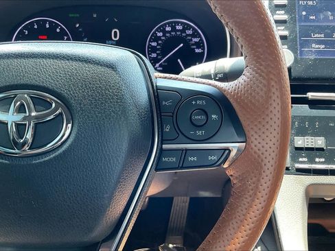 Used 2019 Toyota Avalon Limited FWD image 19
