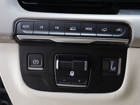 Used 2024 Cadillac Escalade Sport Platinum w/ LPO, ONYX Package image 15