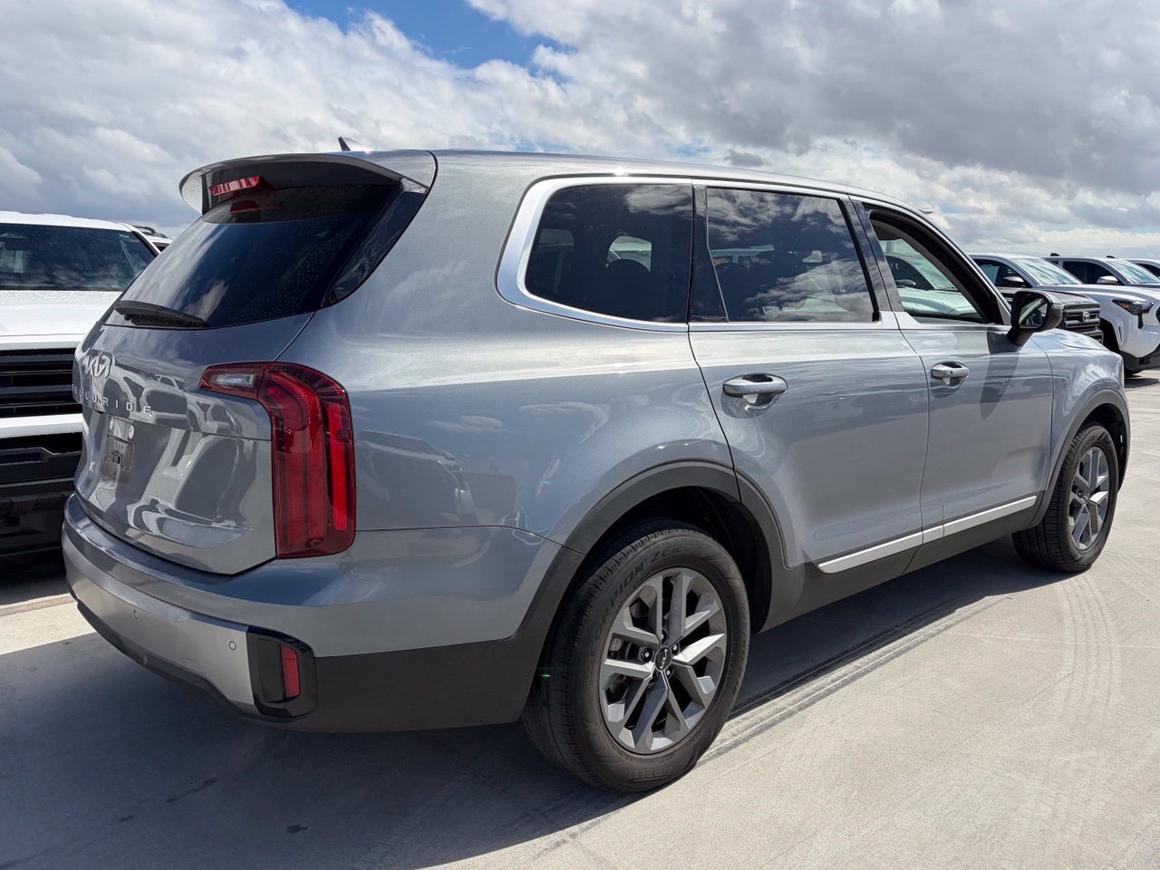 Used 2025 Kia Telluride LX FWD image 2