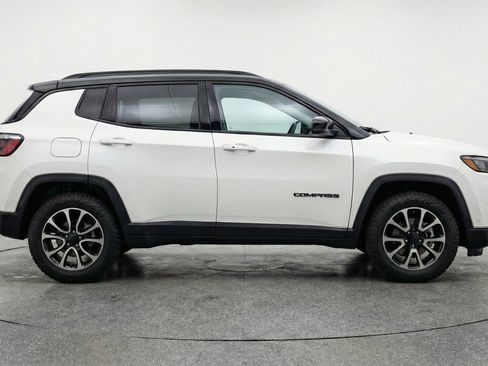Used 2025 Jeep Compass Trailhawk AWD/4WD image 11