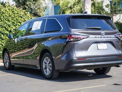 Used 2025 Toyota Sienna LE FWD image 4