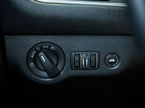 Used 2017 Dodge Challenger SXT image 21