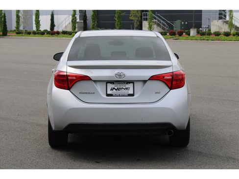 Used 2018 Toyota Corolla SE FWD image 3
