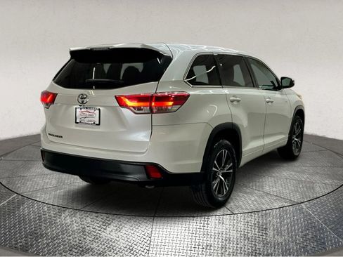 Used 2017 Toyota Highlander LE image 8